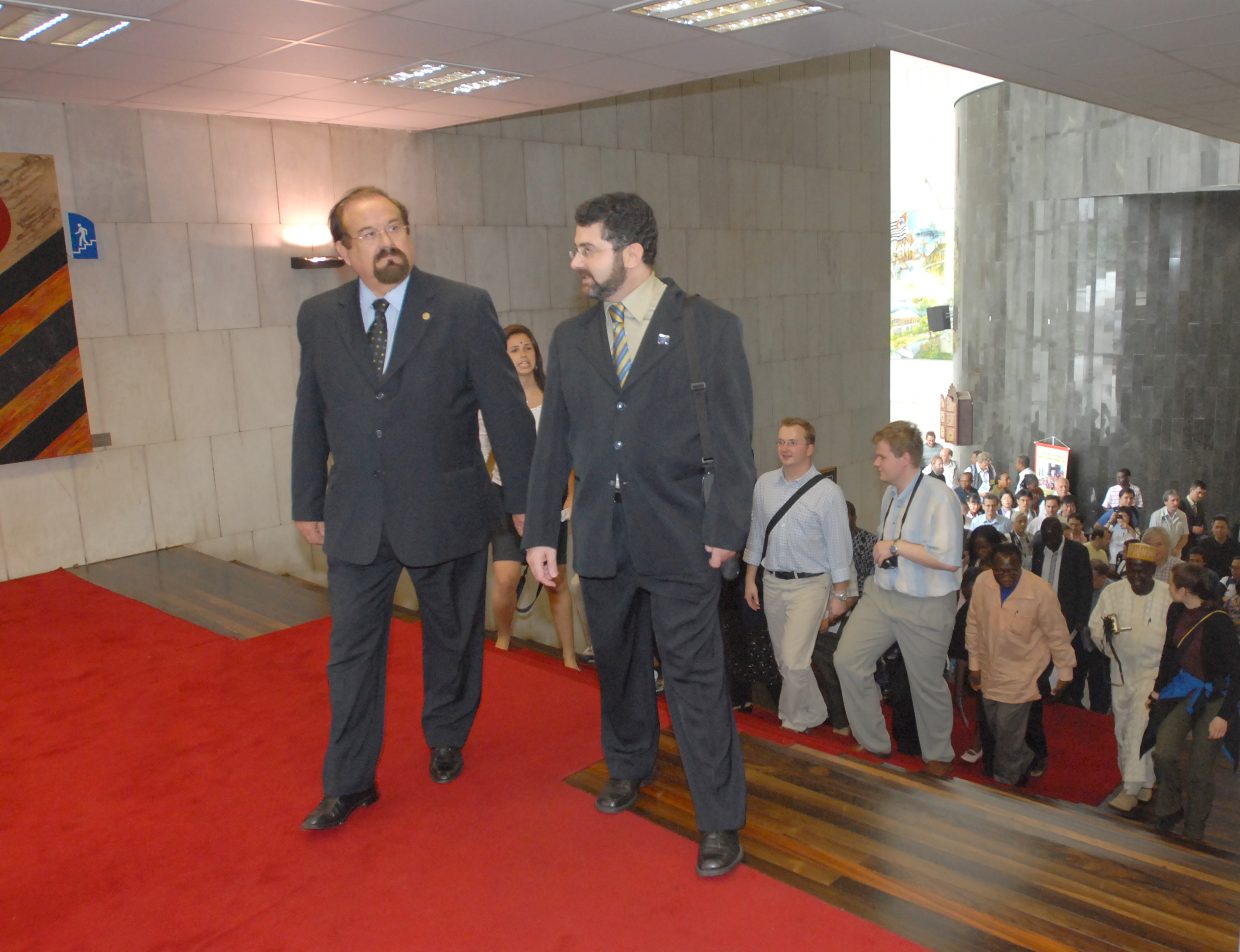 Lderes das delegaes, observadores e professores estrangeiros no Hall Monumental<a style='float:right;color:#ccc' href='https://www3.al.sp.gov.br/repositorio/noticia/03-2008/Deleg estrang 44mau.jpg' target=_blank><i class='bi bi-zoom-in'></i> Clique para ver a imagem </a>